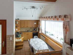 Kühlschrank, Ofen, Geschirrspüler, Kochgeschirr/Geschirr/Besteck