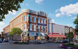 En bygning med flere etager, der kombinerer butikker, boliger, et museum og en restaurant.