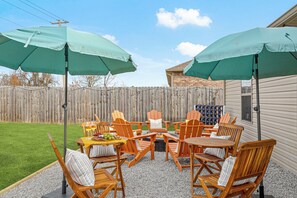 Outdoor dining - Bentonville's Ultimate Basecamp with Private Hot Tub, Firepit and Game room! (Bentonville)