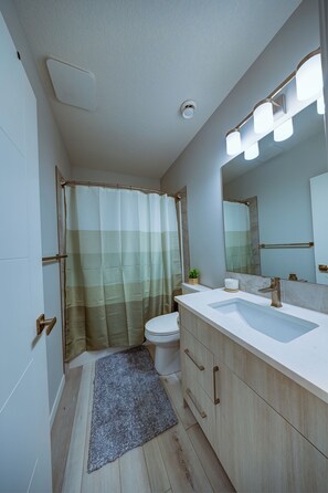 Hair dryer, towels, soap, toilet paper - Cozy Mountain View Basement Suite (Calgary)