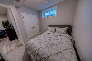 WiFi, bed sheets - Cozy Mountain View Basement Suite (Calgary)