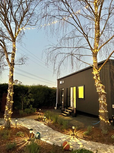 Cozy tiny home near Cradle Mountain, Burnie & Guide Falls.