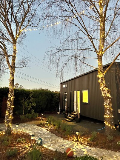 Cozy tiny home near Cradle Mountain, Burnie & Guide Falls.