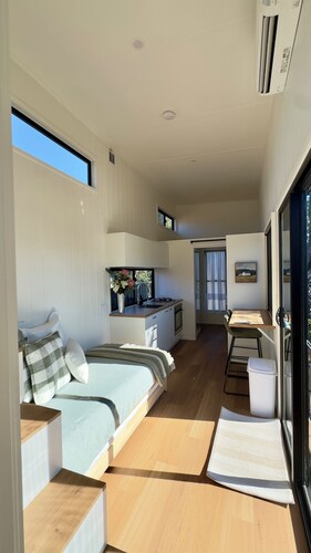 Cozy tiny home near Cradle Mountain, Burnie & Guide Falls.