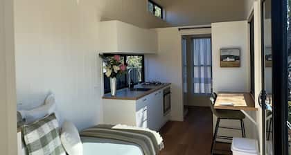 Cozy tiny home near Cradle Mountain, Burnie & Guide Falls.