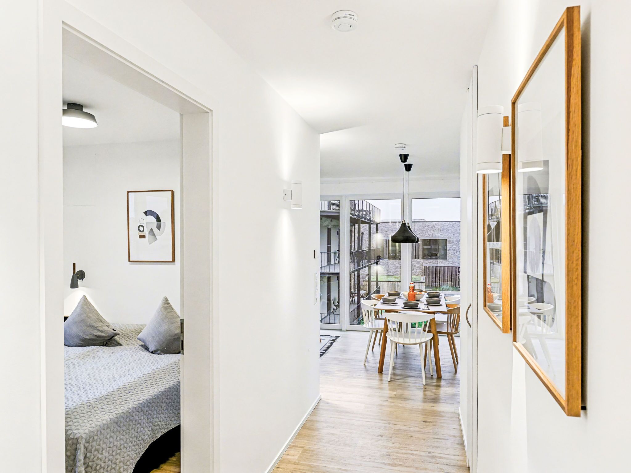 Un interno moderno con un letto, un'area pranzo e un balcone con vista.