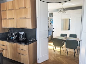 Kühlschrank, Ofen, Geschirrspüler, Kochgeschirr/Geschirr/Besteck