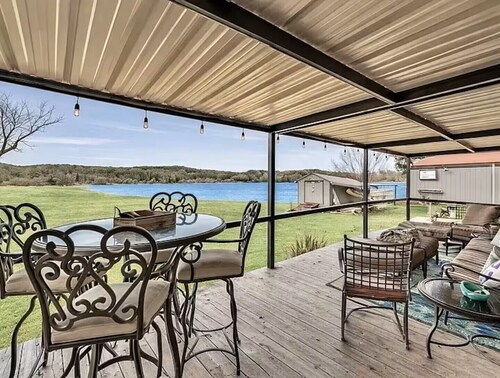 Keepin' it Reel Cottage on beautiful Lake Granbury with Waterfront Access