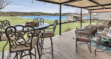 Keepin' it Reel Cottage on beautiful Lake Granbury with Waterfront Access