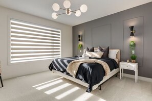 8 bedrooms, iron/ironing board, WiFi, bed sheets - Luxe Elite Escape - spacious 8 bedrooms near Lake with AC and gym! (Chestermere)