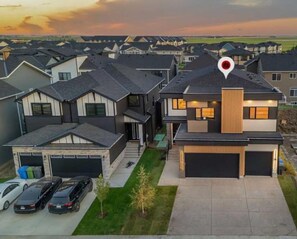 Exterior - Luxe Elite Escape - spacious 8 bedrooms near Lake with AC and gym! (Chestermere)