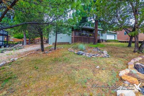 Property grounds - Lazy D Cabin: Inspired by a West Texas ranch. Built for mountain memories. (Ruidoso)
