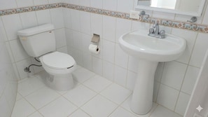 Towels, toilet paper - Casa Blanca Chacala: 4BR Oasis w/ Private Pool & Only Steps To The Beach (Chacala)