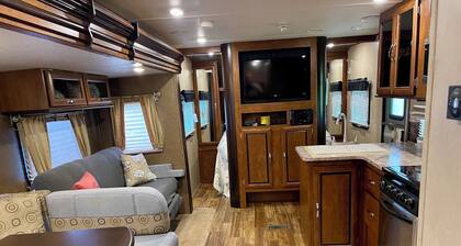 Delightful 3-bedroom recreational vehicle with AC in Eufaula w/ 300' lakefront