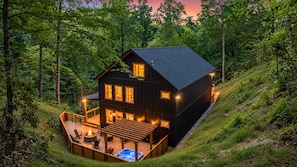 A cabin with a deck, a fire pit, and a hot tub. - Luxe• Mile to GSMNP• Tram Views• Huge Deck• HotTub (Gatlinburg)