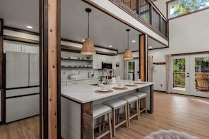 Wasserkocher mit Kaffee-/Teezubehör, Kühlschrank, Mikrowelle, Ofen