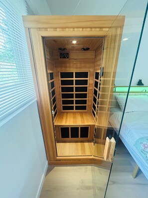 Tabla de planchar con plancha, wifi y ropa de cama 