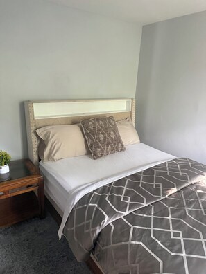 4 bedrooms, iron/ironing board, WiFi, bed sheets