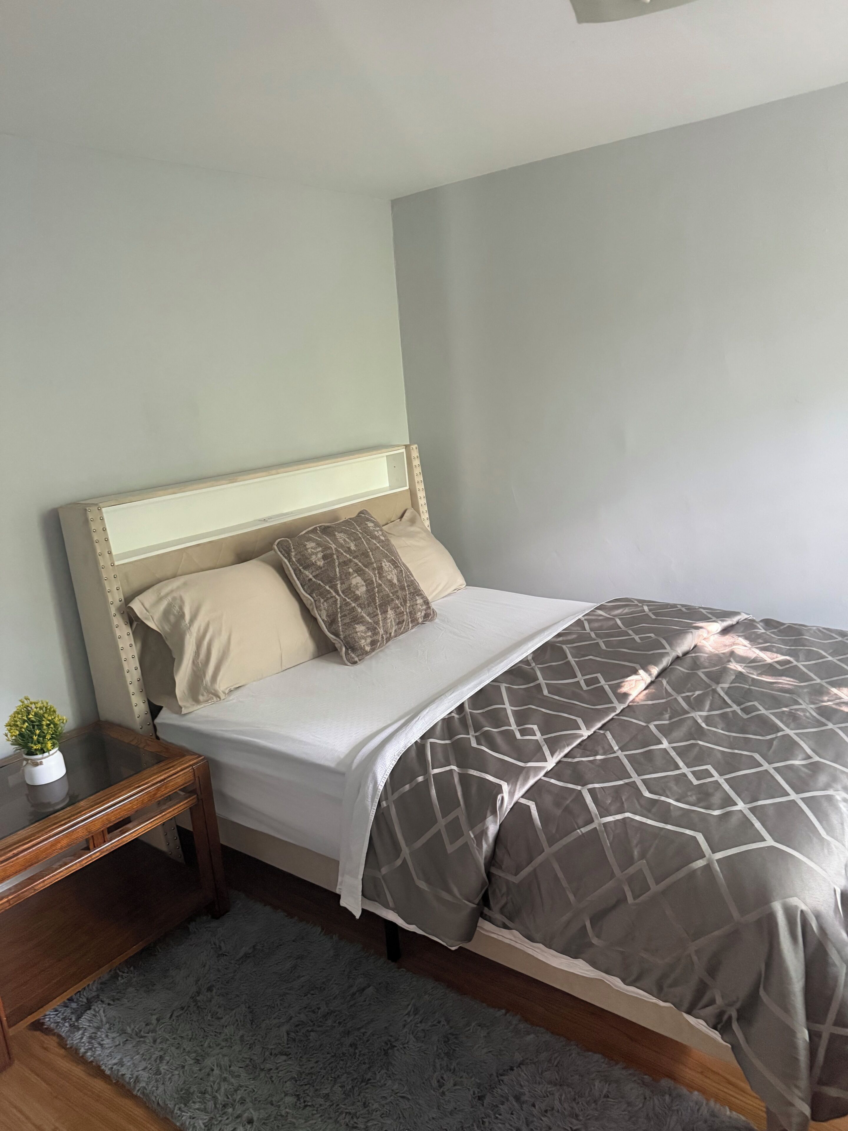 Tabla de planchar con plancha, wifi y ropa de cama 