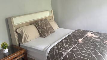 Tabla de planchar con plancha, wifi y ropa de cama