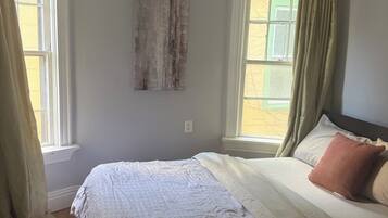 4 bedrooms, iron/ironing board, WiFi, bed sheets