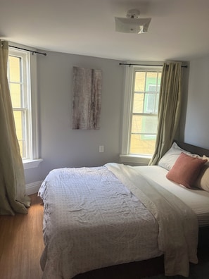 4 habitaciones, tabla de planchar con plancha, wifi y ropa de cama