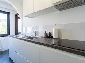 Kühlschrank, Mikrowelle, Kochgeschirr/Geschirr/Besteck