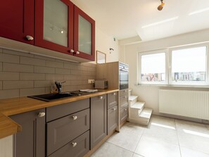 Kühlschrank, Geschirrspüler, Kochgeschirr/Geschirr/Besteck