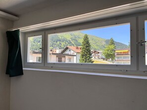 A room with a window overlooking a mountainous landscape with buildings. - Solaria 31 Ferienhaus, Dusche oder Bad, WC 5 1/2- Ferienhaus by Interhome (Davos)