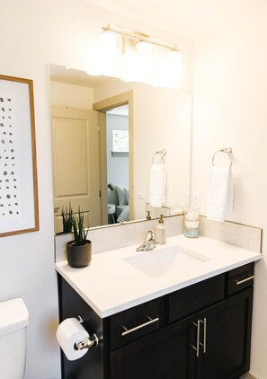 Haartrockner, Handtücher, Seife, Toilettenpapier