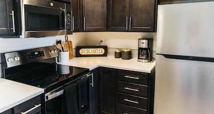 Beautiful Modern Loft · Sunriver, Bend, Cascade Lakes & Mt. Bachelor · Sleeps 4