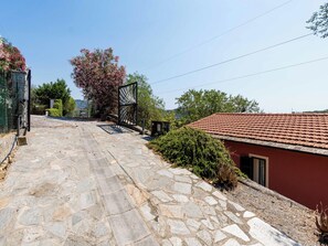Ein Kiesweg führt zu einem Gebäude mit roten Ziegeln.