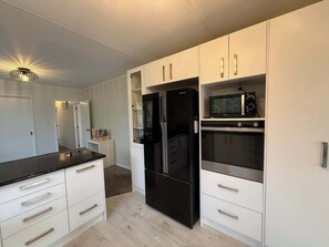 Wasserkocher mit Kaffee-/Teezubehör, Kühlschrank, Mikrowelle, Ofen