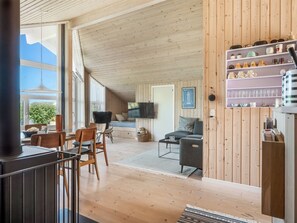 Fernseher, Kamin, DVD-Player