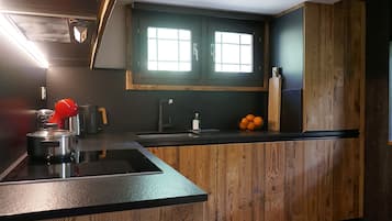 Fridge, oven, dishwasher, cookware/dishes/utensils