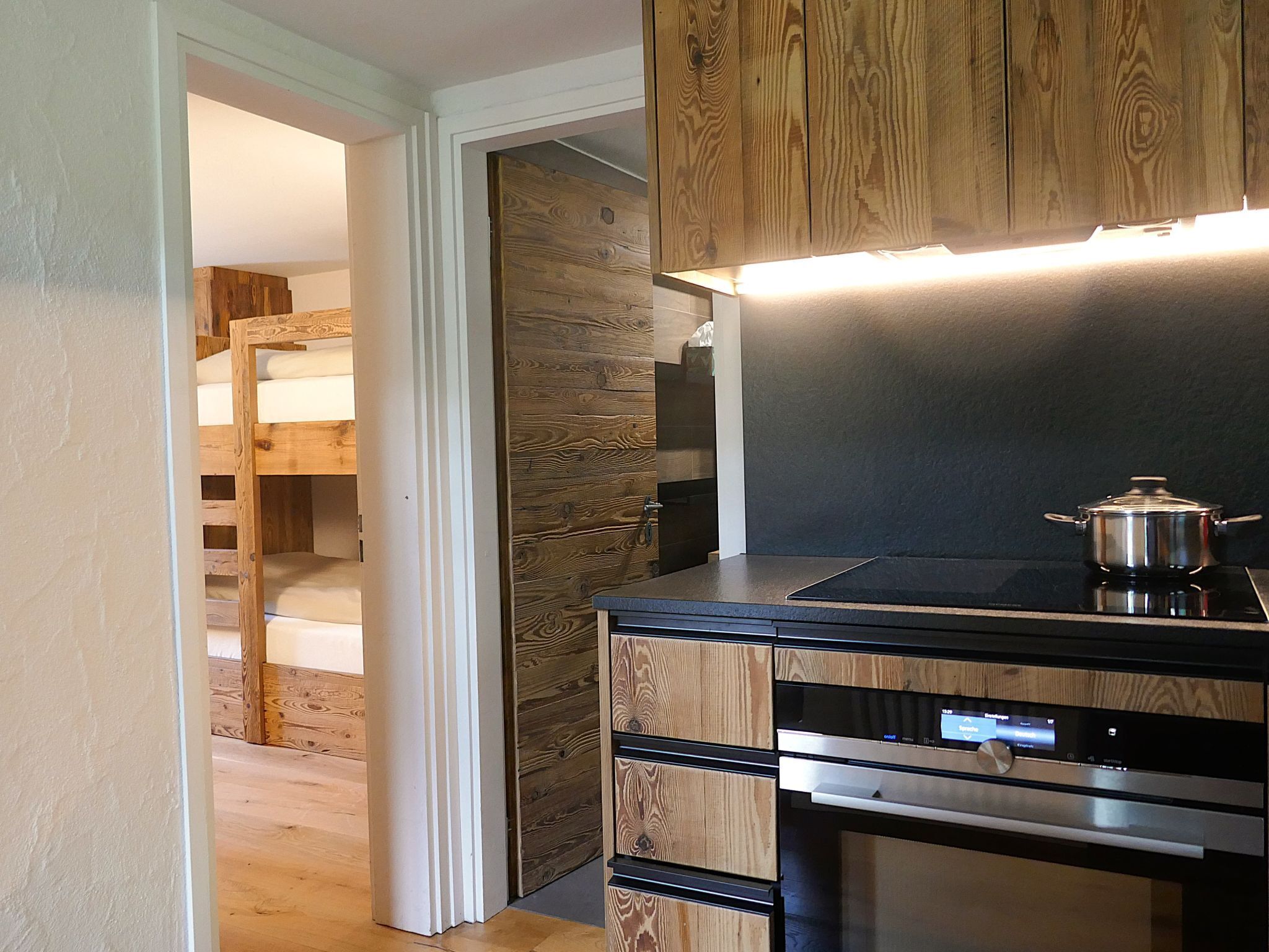 2 bedrooms, desk, internet