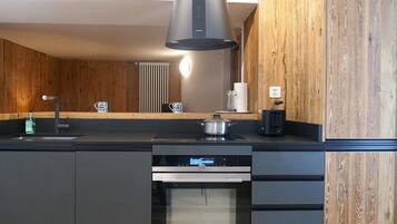 Kühlschrank, Ofen, Geschirrspüler, Kochgeschirr/Geschirr/Besteck