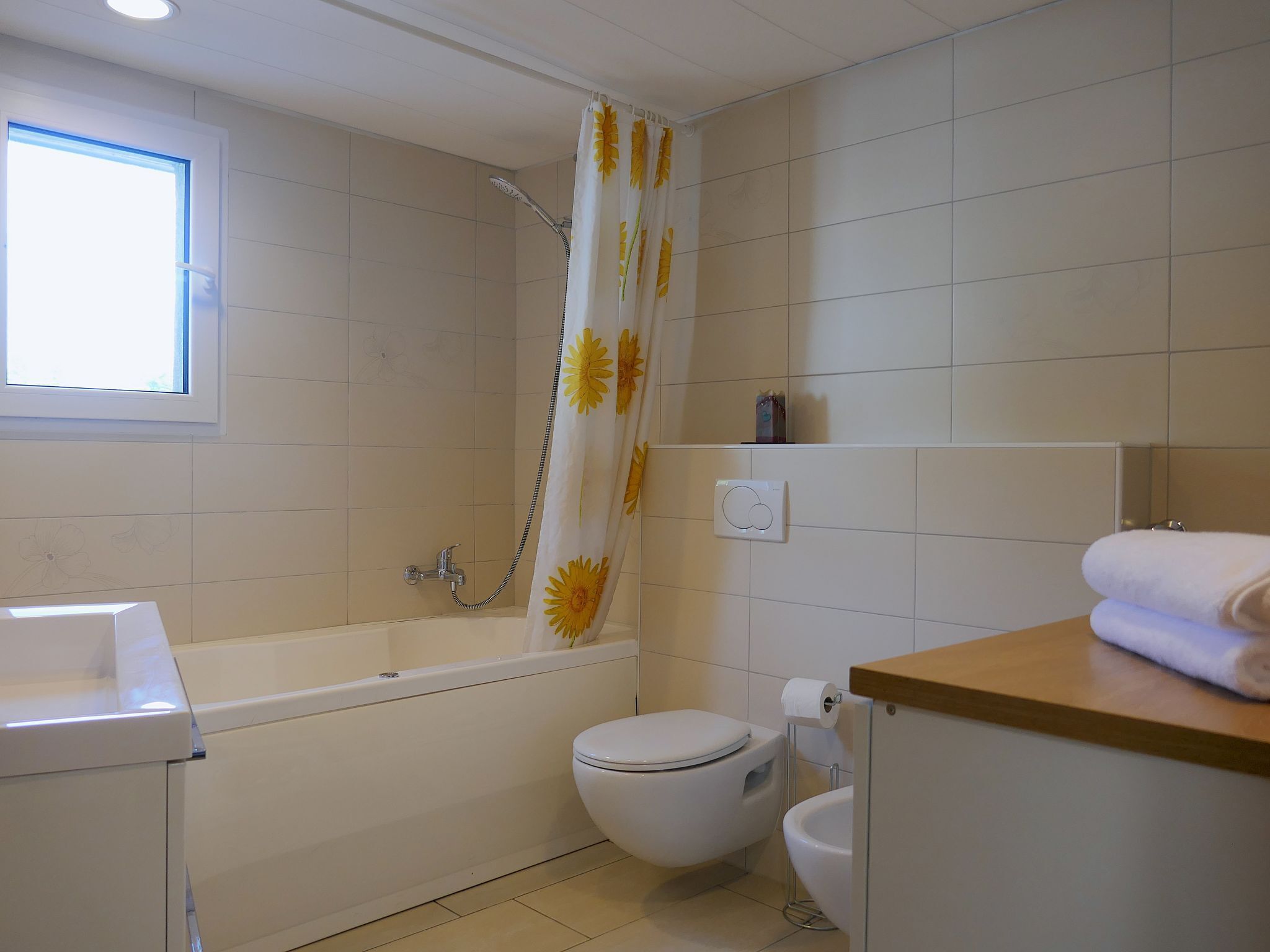 Ein Badezimmer mit Badewanne, Toilette und Waschbecken.