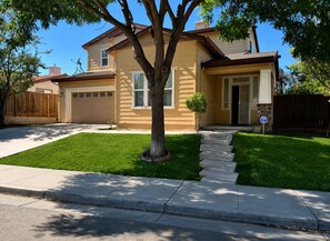 Exterior - Quiet Cozy Queen Suite with Private Bathroom (Tracy)