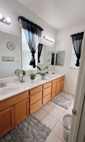 Hair dryer, towels, soap, shampoo - Quiet Cozy Queen Suite with Private Bathroom (Tracy)