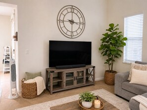 Smart TV - Quiet Cozy Queen Suite with Private Bathroom (Tracy)
