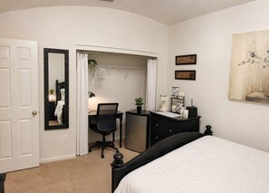 1 bedroom, desk, iron/ironing board, free WiFi - Quiet Cozy Queen Suite with Private Bathroom (Tracy)