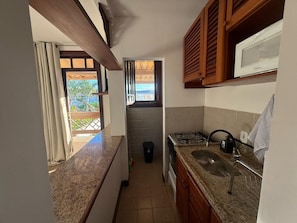 Frigorífico pequeño, microondas, horno y placa de cocina