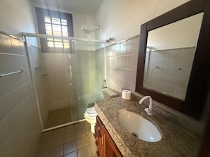 Appartamento Superior, lanai | Bagno | Doccia, asciugamani, carta igienica