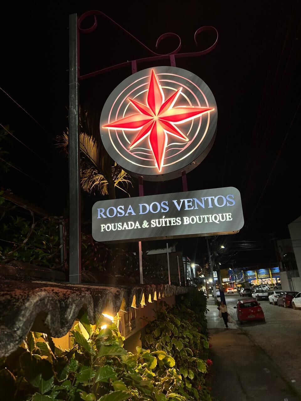 Placa do hotel Rosa dos Ventos Boutique com um design de estrela iluminada em destaque.