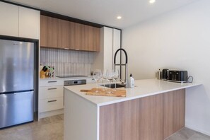 Kühlschrank, Mikrowelle, Ofen, Herdplatte
