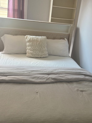 2 bedrooms, iron/ironing board, WiFi, bed sheets