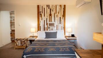 Tabla de planchar con plancha, wifi gratis, ropa de cama