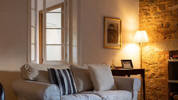 Smart TV, fireplace