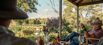 The Artist’s Homestead – Artistic Vineyard Retreat